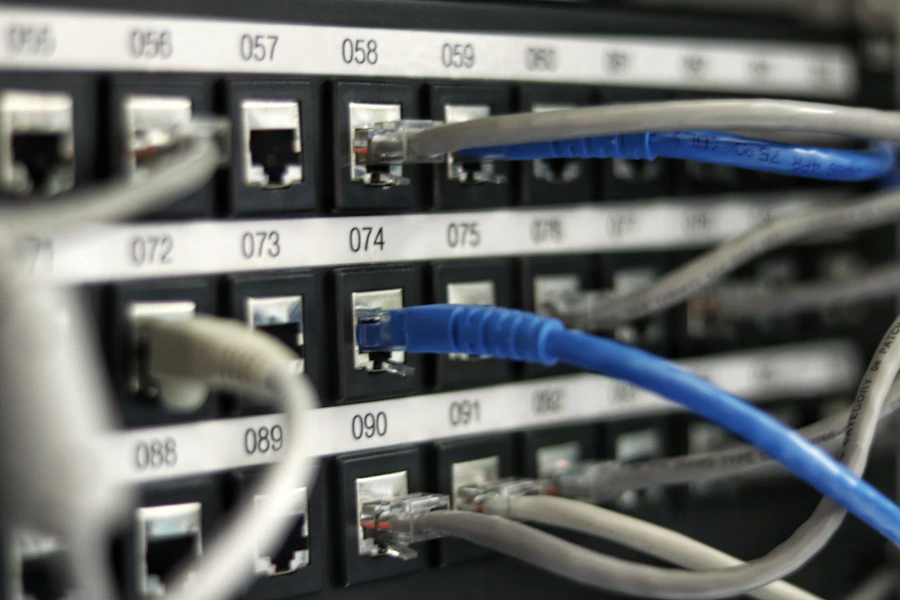 Cabos de fibra óptica com pontos de luz em tons frios